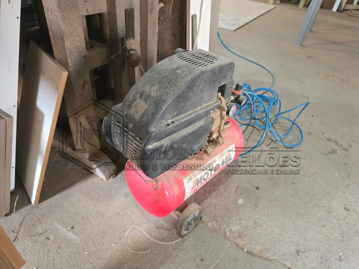 LOTE 027 - Um compressor de ar