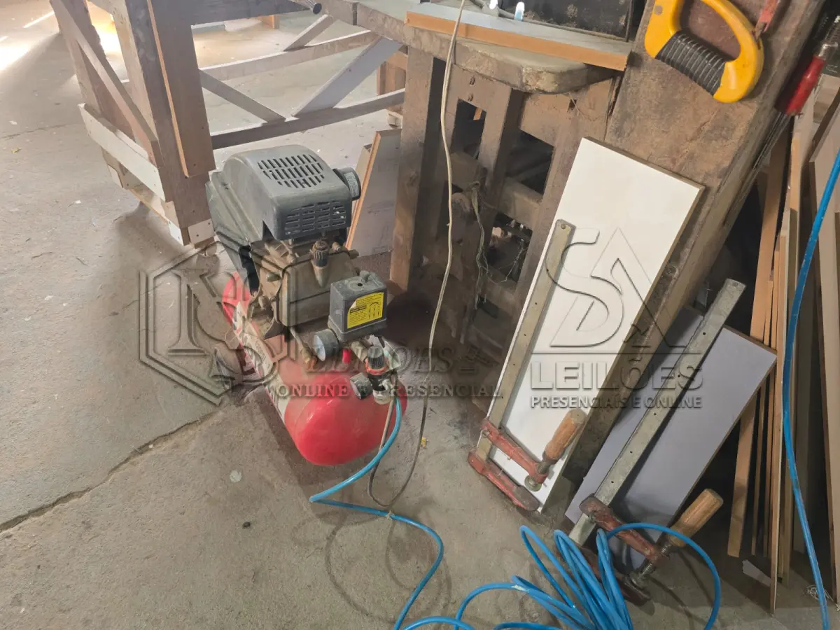 LOTE 027 - Um compressor de ar
