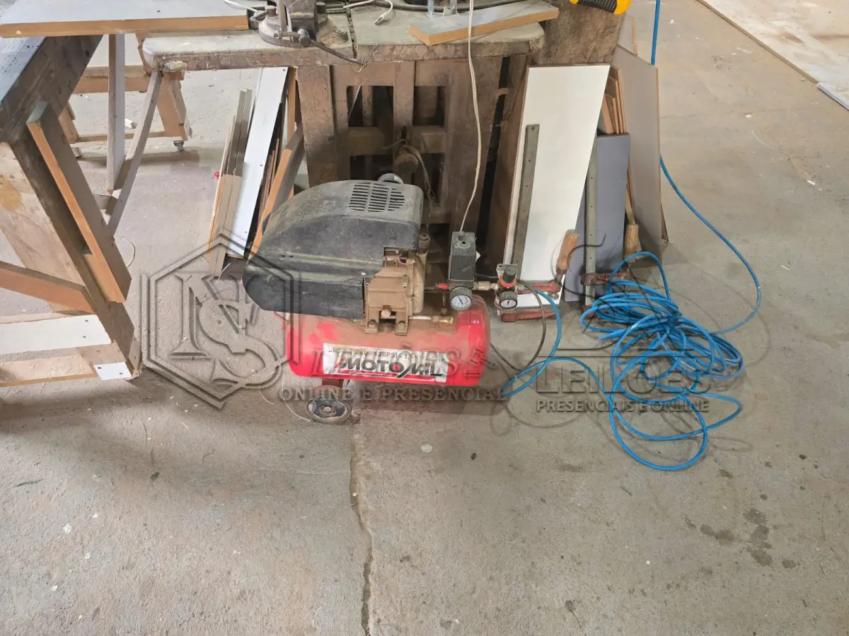 LOTE 027 - Um compressor de ar