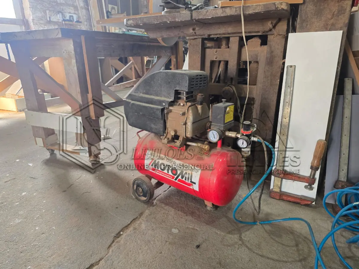 LOTE 027 - Um compressor de ar