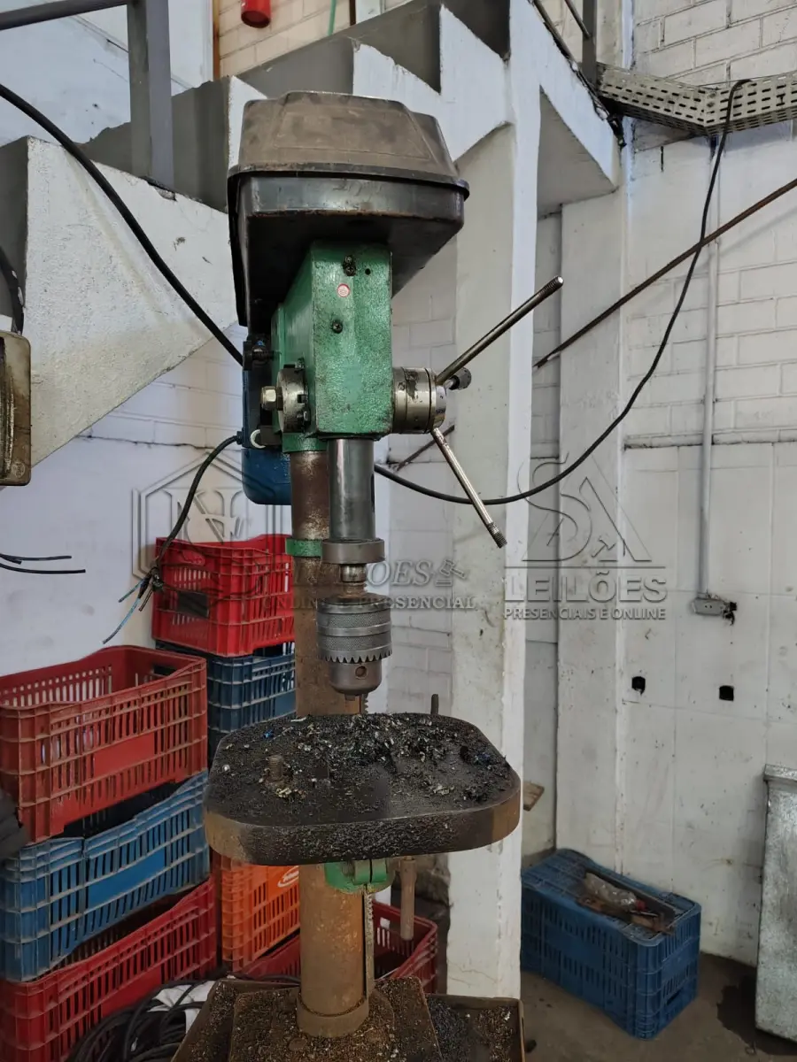 LOTE 015 - Máquina furadeira de bancada