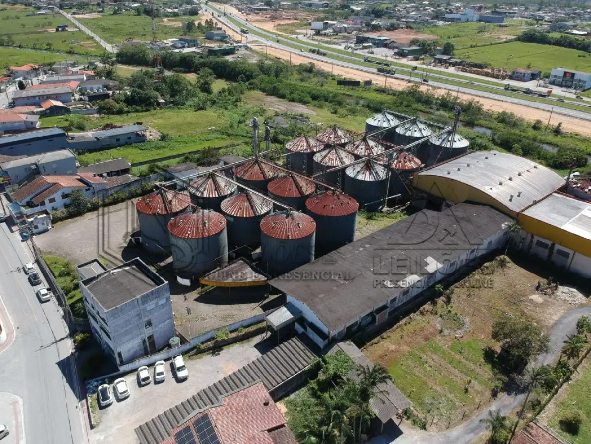 LOTE 034 - TERRENO COM 27.565,290m² E QUATRO EDIFICAÇÕES EM SANTA CATARINA SC