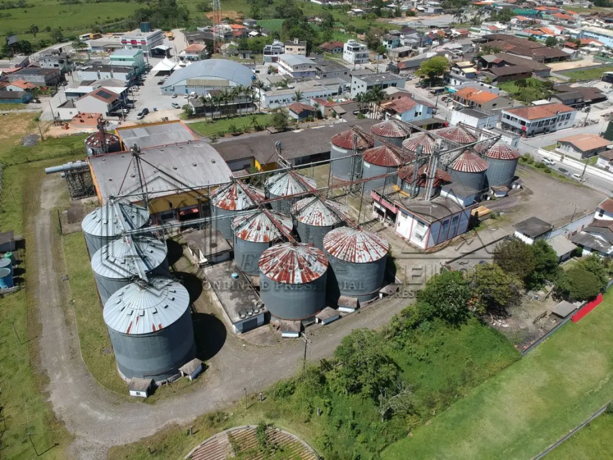 LOTE 034 - TERRENO COM 27.565,290m² E QUATRO EDIFICAÇÕES EM SANTA CATARINA SC