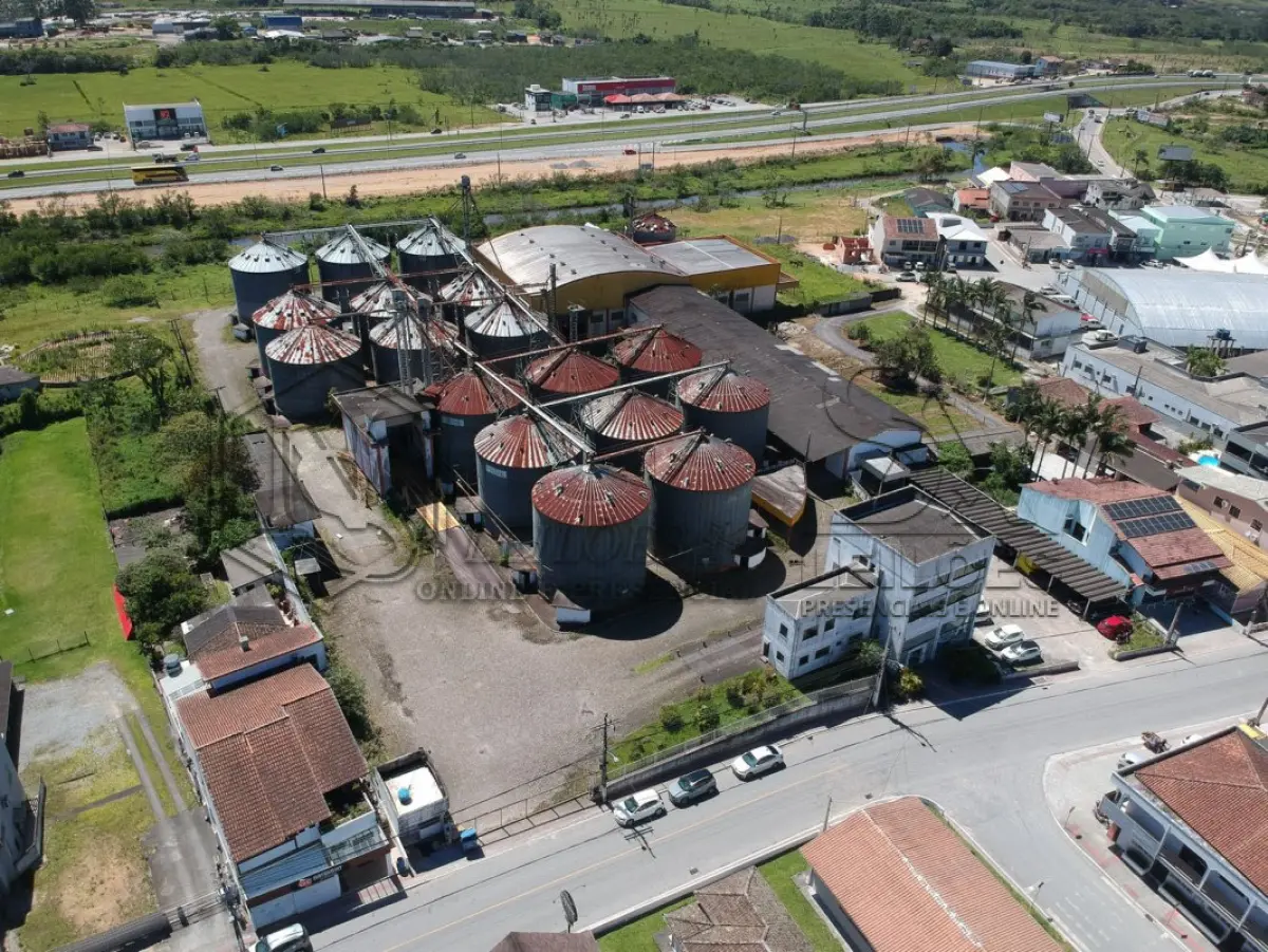 LOTE 034 - TERRENO COM 27.565,290m² E QUATRO EDIFICAÇÕES EM SANTA CATARINA SC