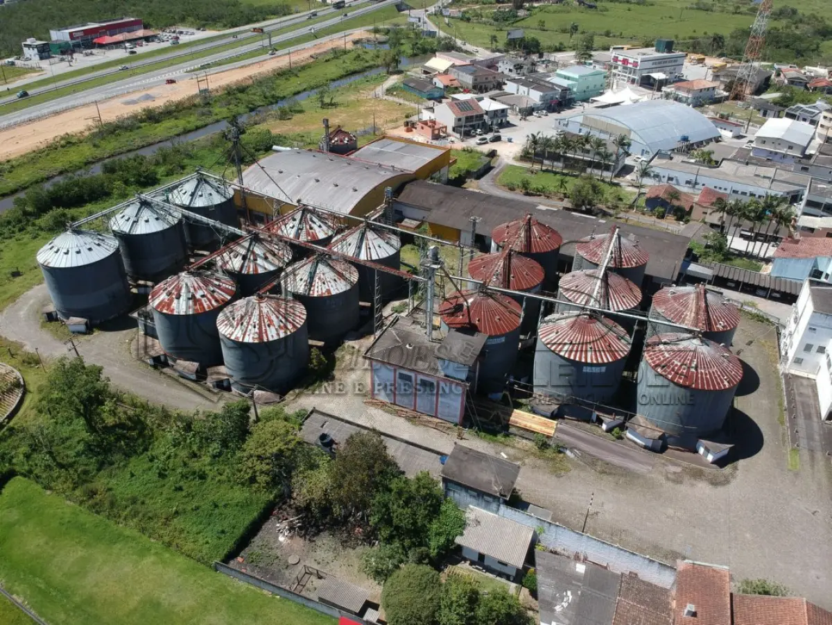 LOTE 034 - TERRENO COM 27.565,290m² E QUATRO EDIFICAÇÕES EM SANTA CATARINA SC