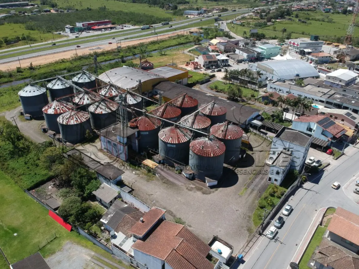 LOTE 034 - TERRENO COM 27.565,290m² E QUATRO EDIFICAÇÕES EM SANTA CATARINA SC