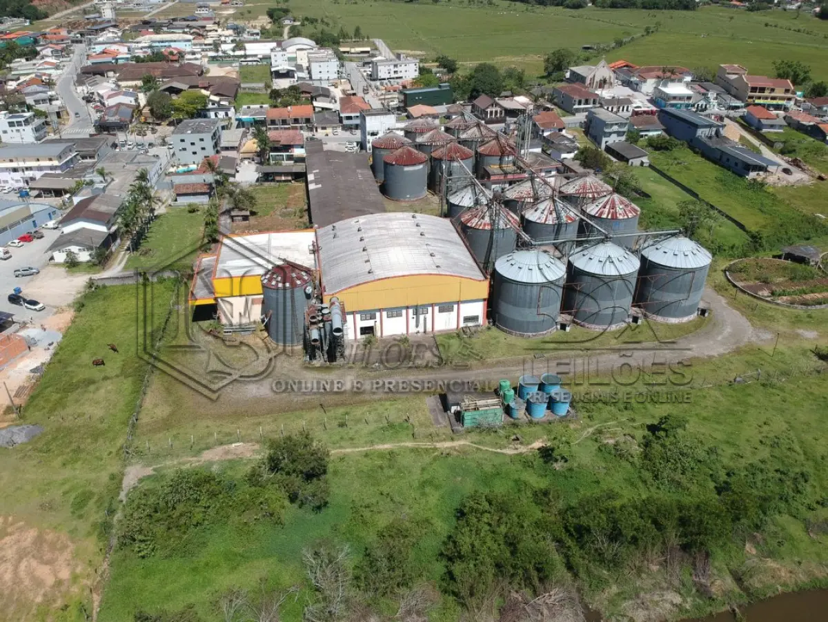 LOTE 034 - TERRENO COM 27.565,290m² E QUATRO EDIFICAÇÕES EM SANTA CATARINA SC