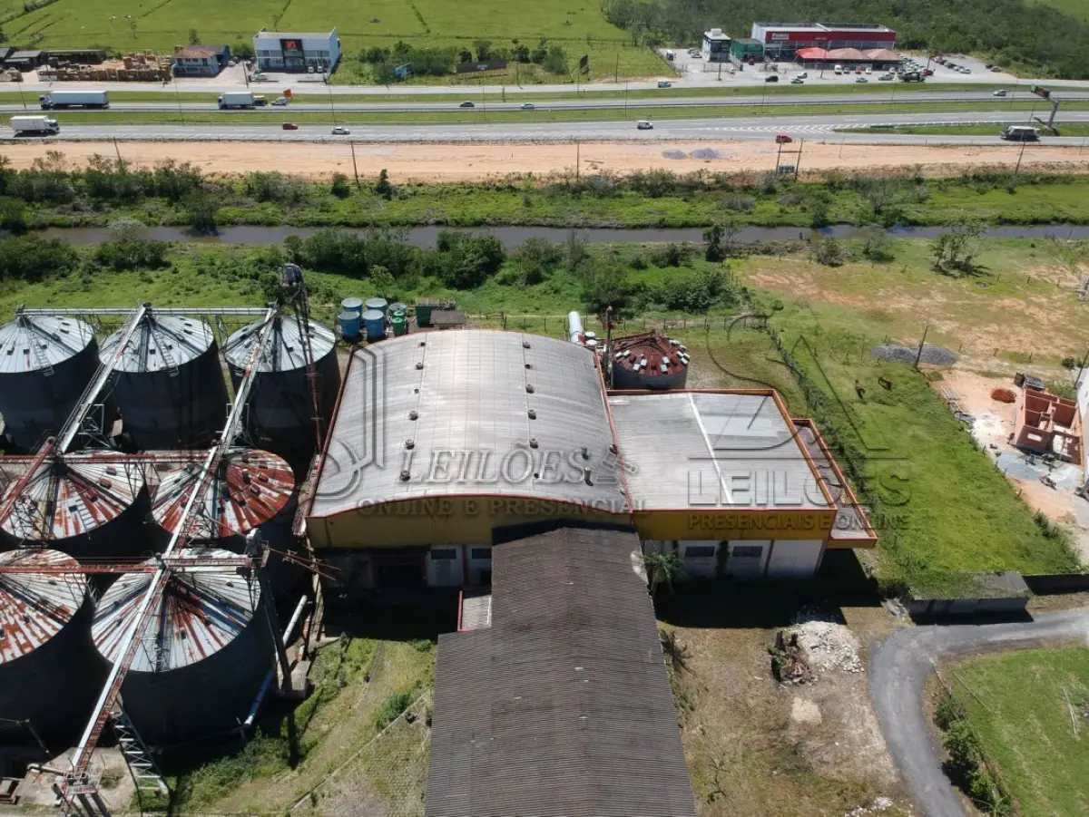 LOTE 034 - TERRENO COM 27.565,290m² E QUATRO EDIFICAÇÕES EM SANTA CATARINA SC