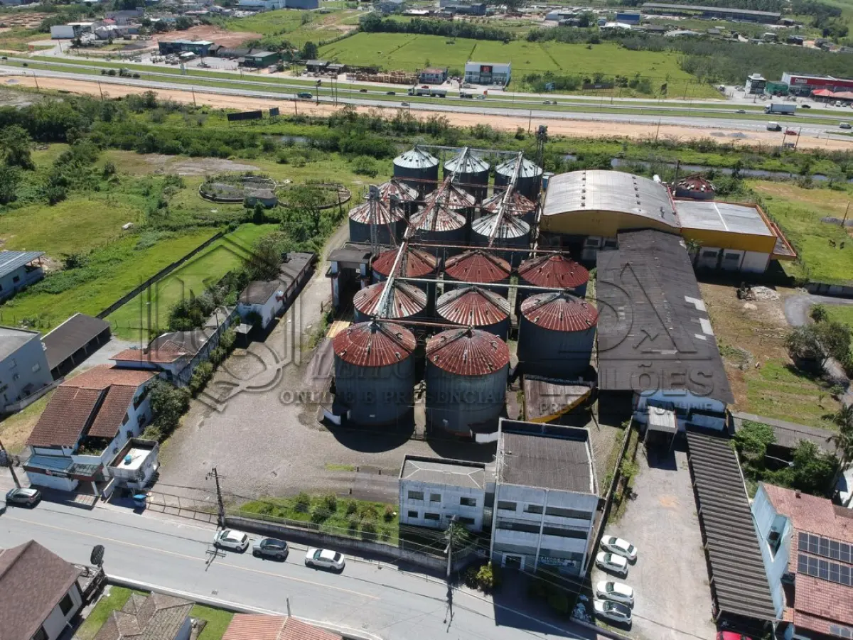 LOTE 034 - TERRENO COM 27.565,290m² E QUATRO EDIFICAÇÕES EM SANTA CATARINA SC