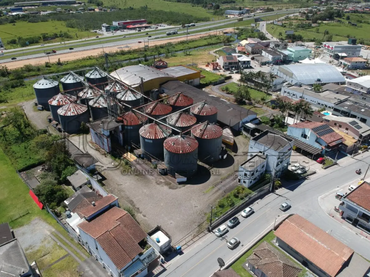 LOTE 034 - TERRENO COM 27.565,290m² E QUATRO EDIFICAÇÕES EM SANTA CATARINA SC