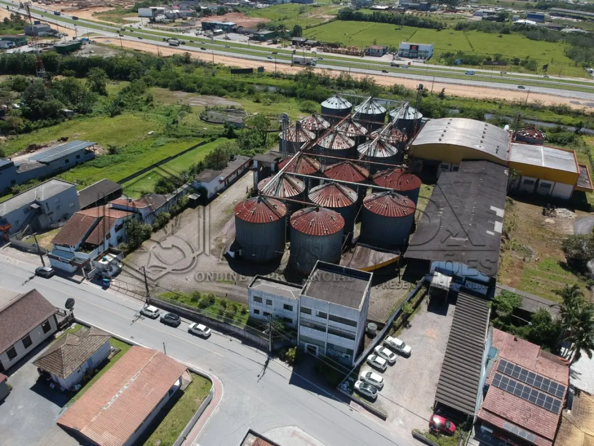 LOTE 034 - TERRENO COM 27.565,290m² E QUATRO EDIFICAÇÕES EM SANTA CATARINA SC